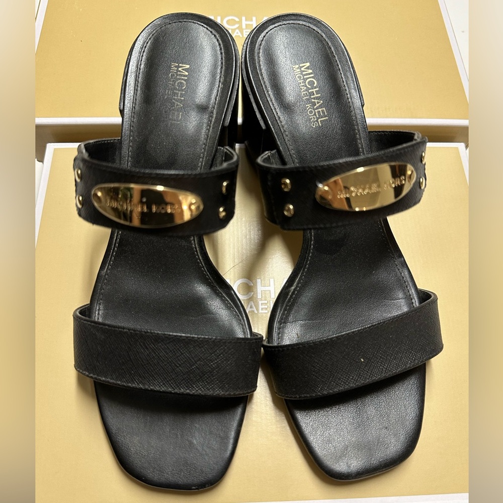 (Pre owned) Michael Kors black leather sandals shoes (size 6)